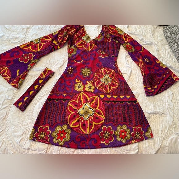 Hippie flower girl groovy bell sleeve dress with matching headband - Picture 5 of 9